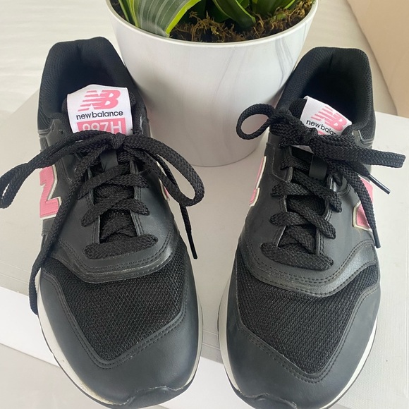 New Balance 997H sneakers in a women’s size 9 US (EU 40.5, UK 7). - Picture 16 of 16